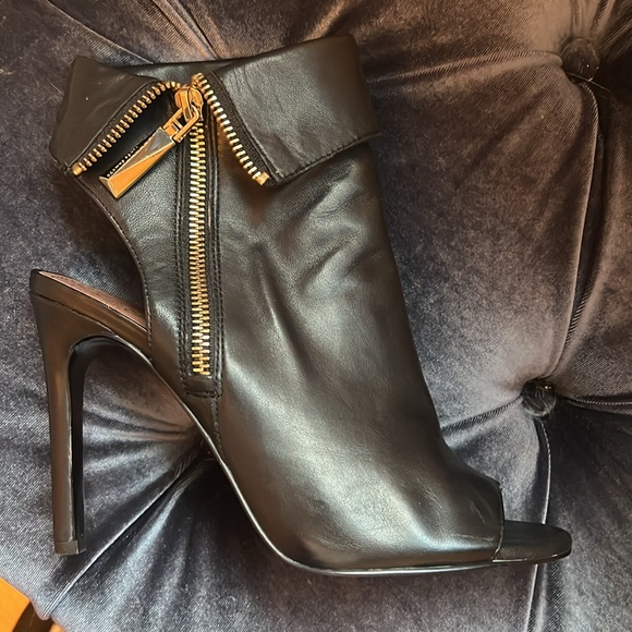 Vince Camuto Black Leather Women's Ankle Zip Up Boots Size 7 Very Comfortable! - Picture 10 of 14